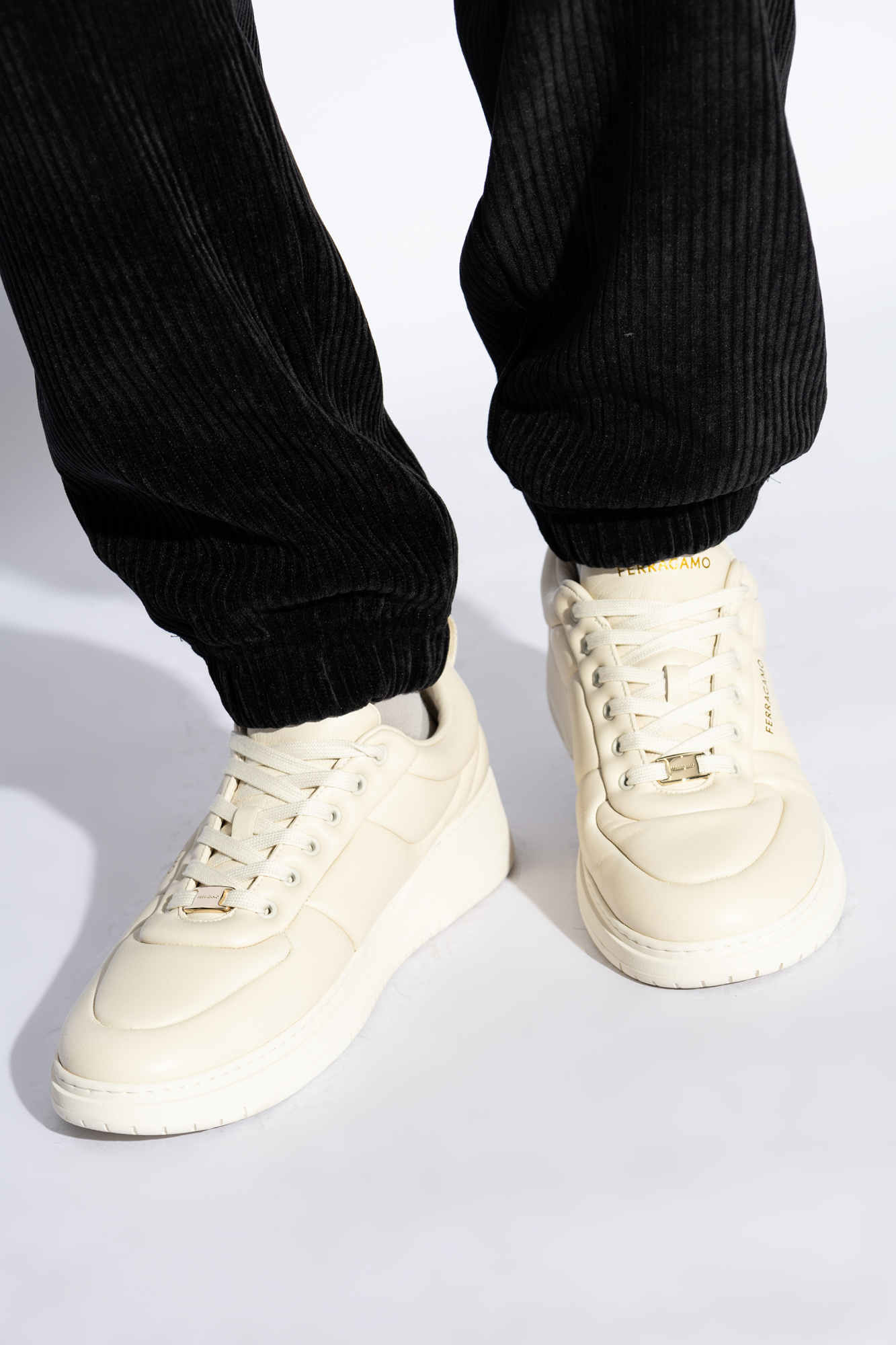 スニーカー FERRAGAMO Ivory leather sneakers (029773778859M MASCARPONE) FERRAGAMO Sneakers Bruce | Men's Shoes | Vitkac